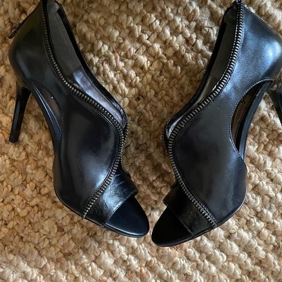 Carlos open toes pumps with a 4” heel size 5.5 - Picture 2 of 10